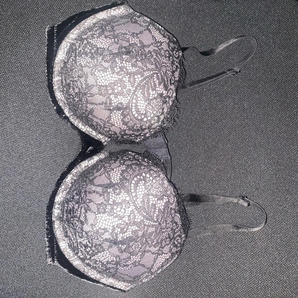 Victoria's Secret Black Lace Overlay Bra with Light Pink Cups - Picture 1 of 3